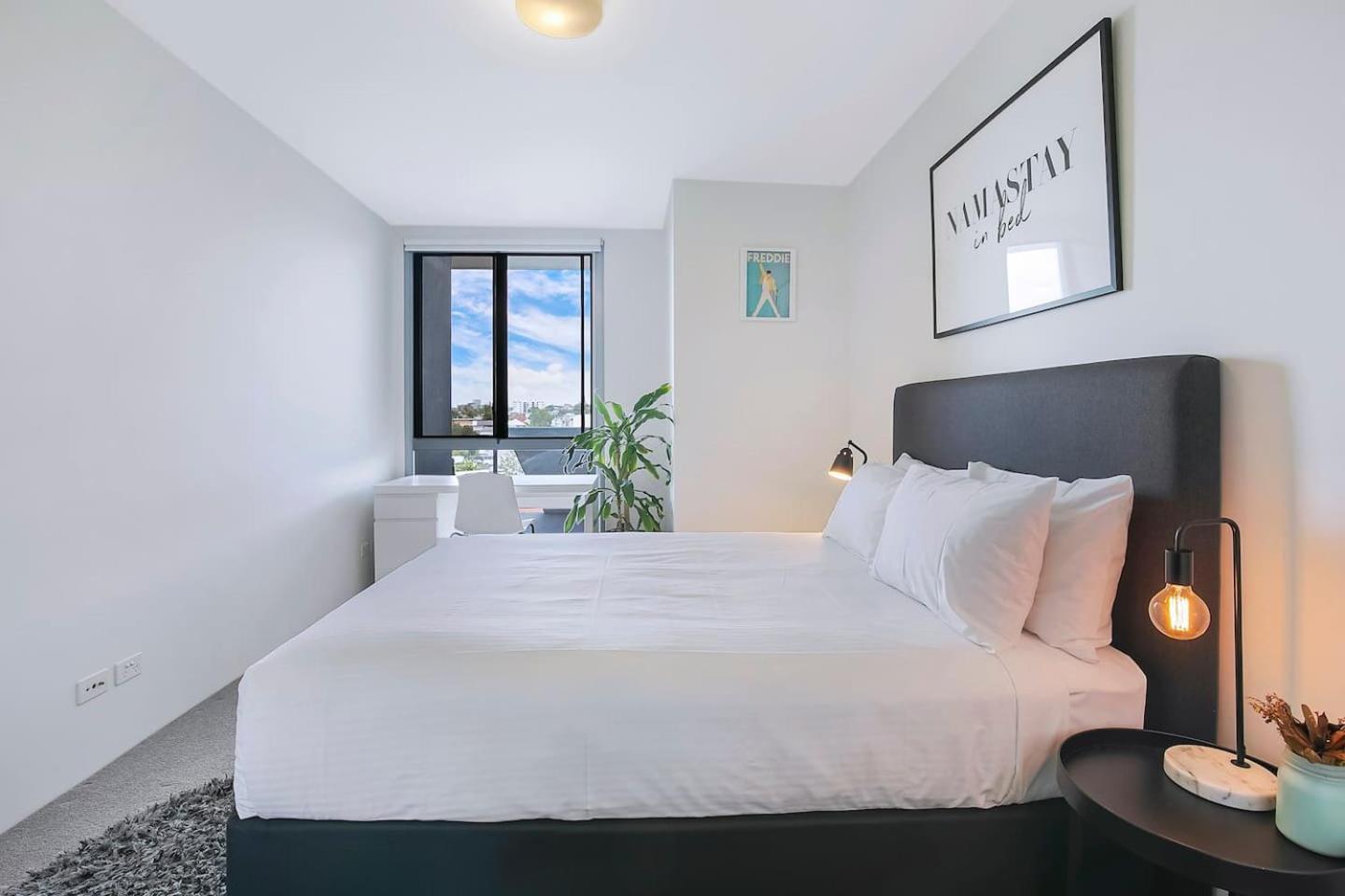 Montague Metropolitan - Cityscape Oasis Apartment